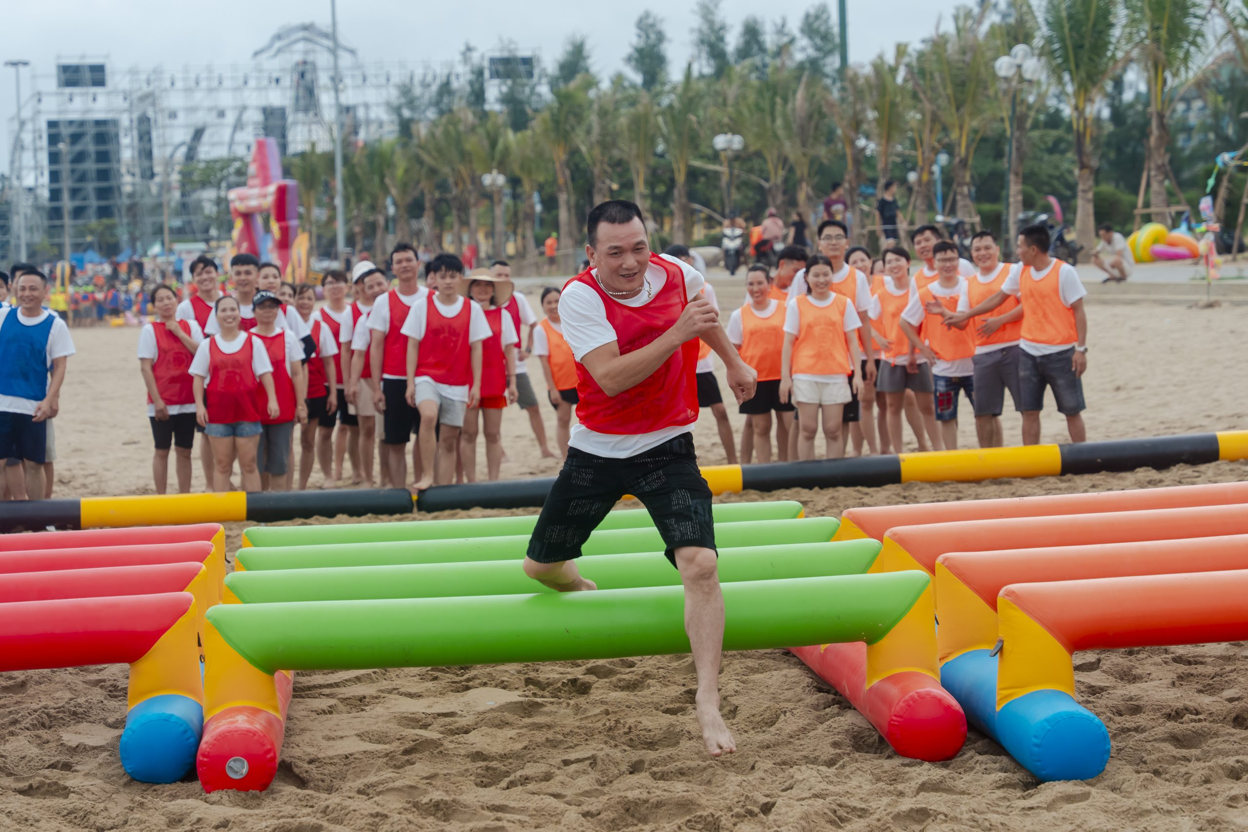 đội đỏ thi đấu vượt chướng ngại vật tại team building đại long 2026