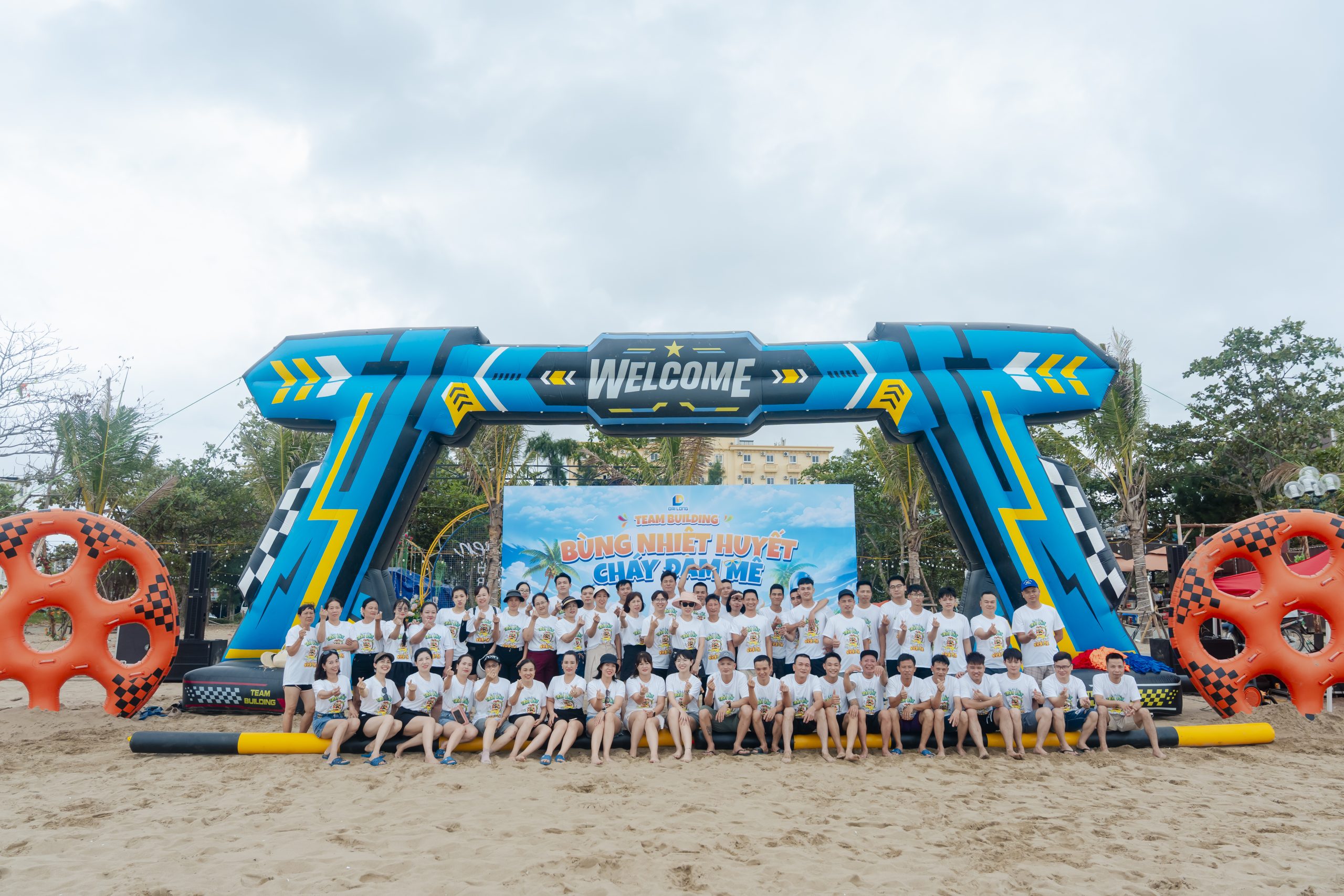toàn thể cán bộ công nhân viên chụp ảnh trước backdrop team building đại long 2026 bùng nhiệt huyết - cháy đam mê