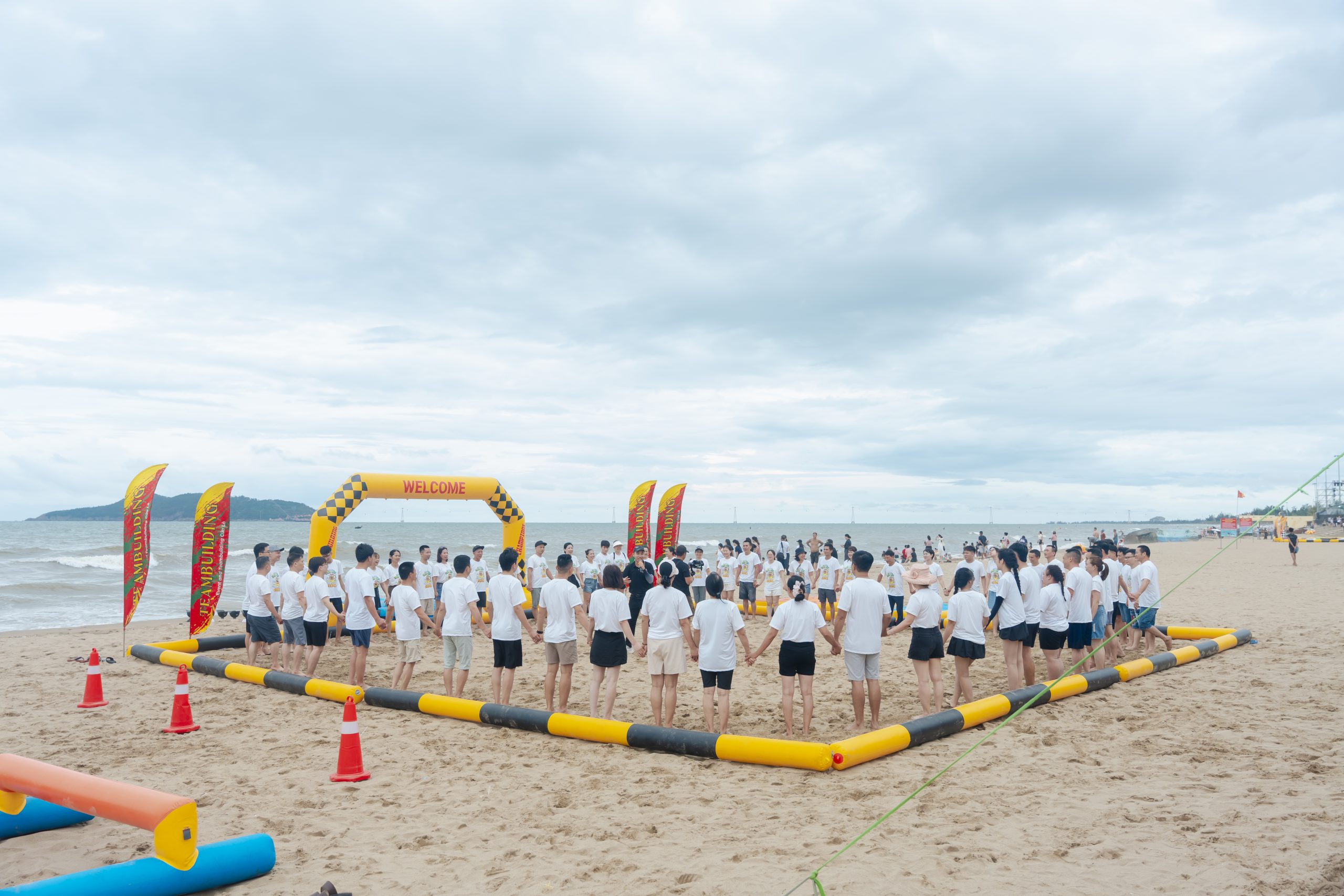 cán bộ công nhân viên chơi game đội nhóm tại team building đại long 2026